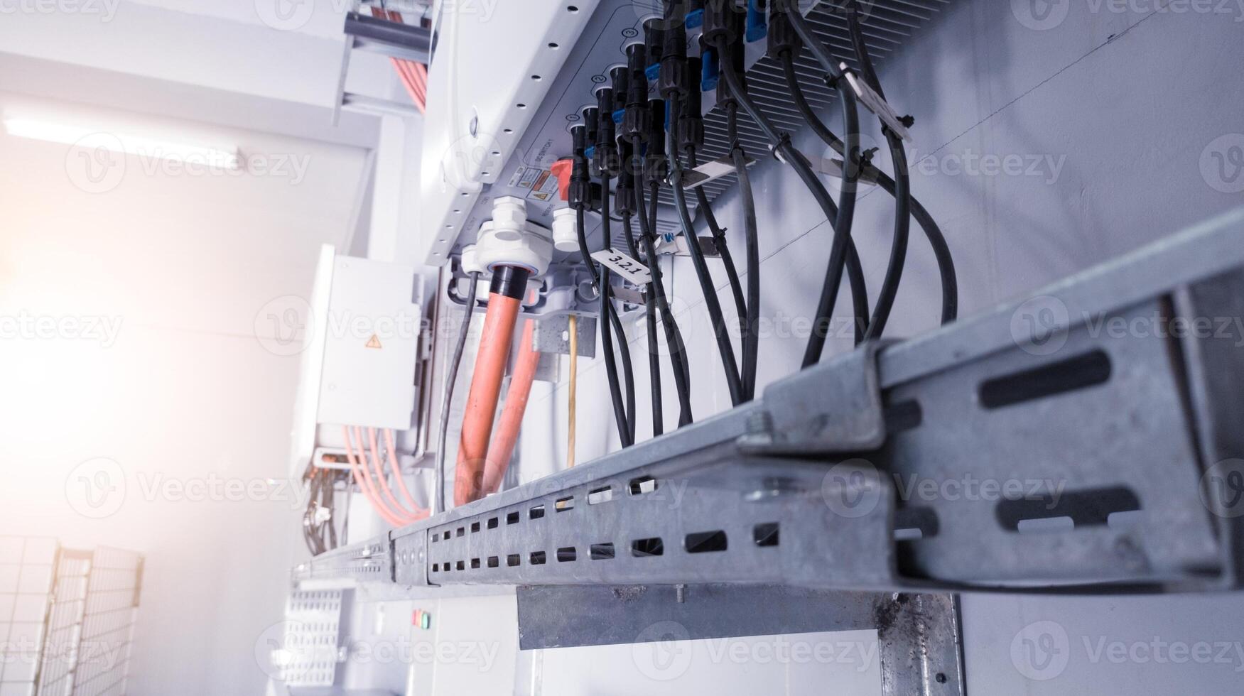 kabel Verbinden de macht van de zonne- paneel naar de omvormer met glimmend licht. kabel draad verbinding Aan omvormer controle zonne- paneel. stopcontact invoer levering Spanning en technologie van zonne- energie. foto