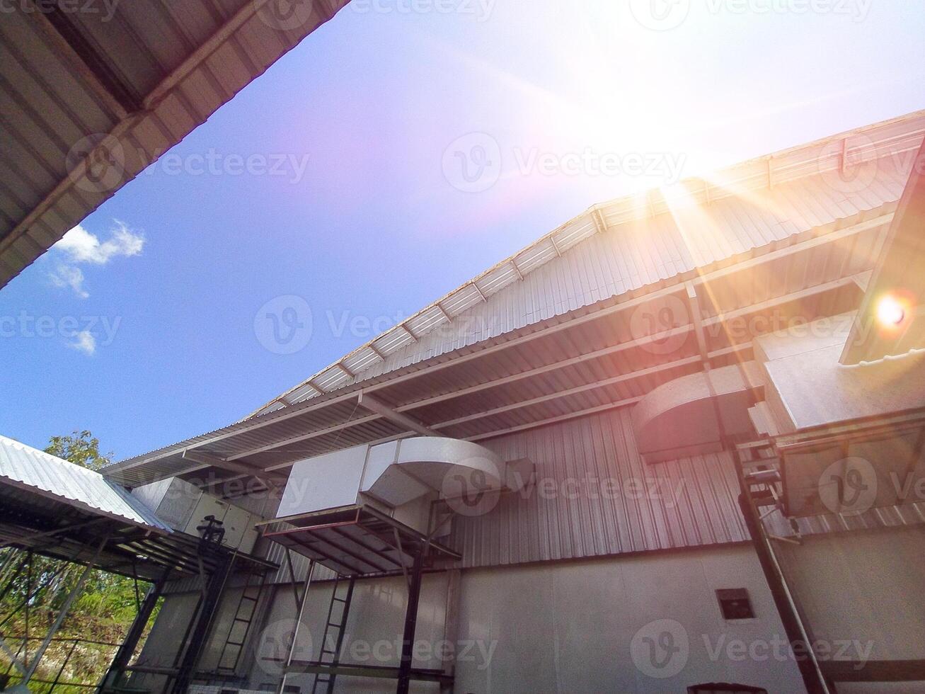 lucht behandeling eenheid installatie Aan de gebouw fabriek. foto