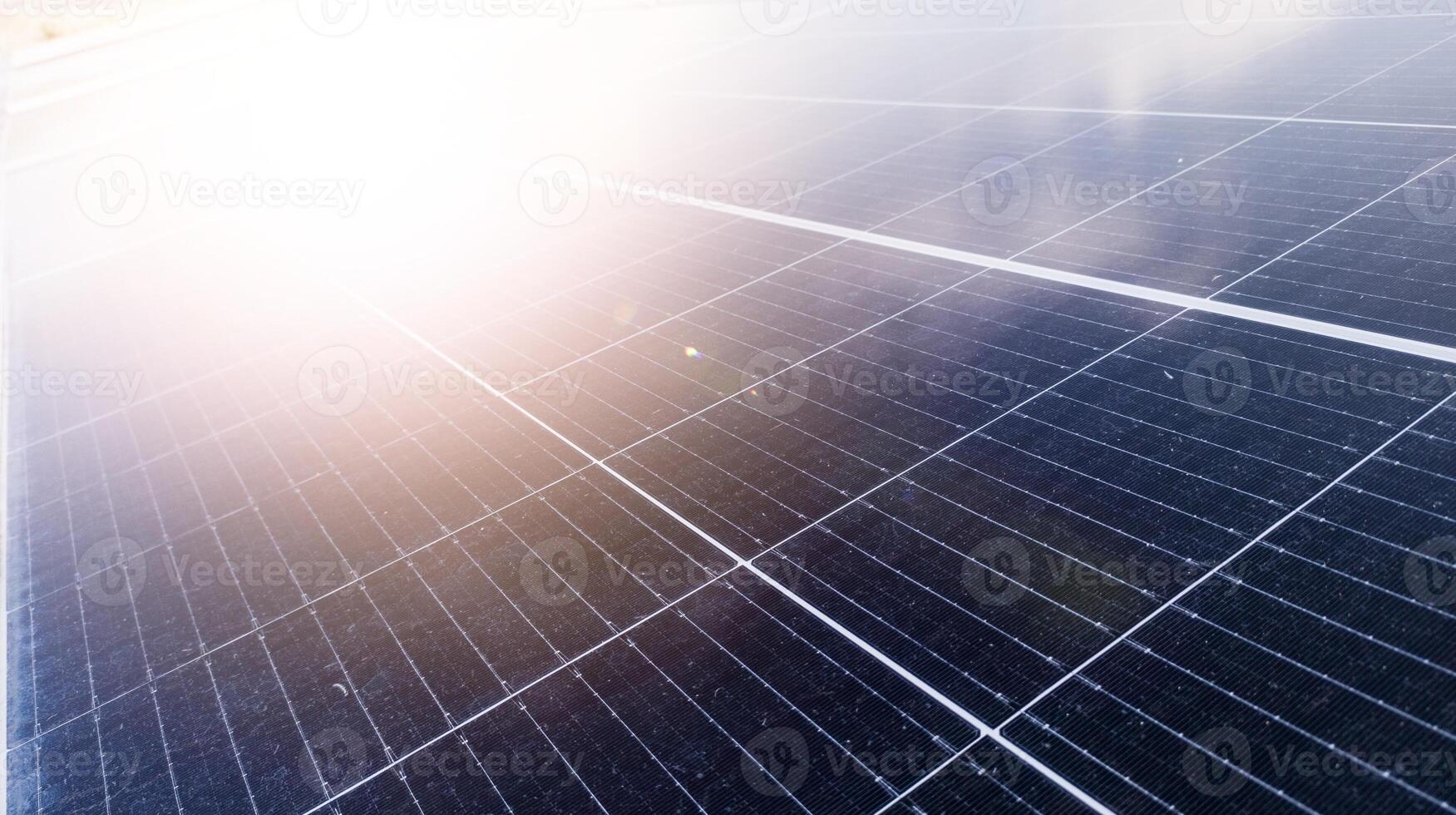 fotovoltaïsche zonne- panelen gemonteerd Aan gebouw dak voor produceren schoon ecologisch elektriciteit Bij zonsondergang. fotovoltaïsch panelen Aan de dak.zicht van zonne- panelen in de bouwen, hernieuwbaar energie concept foto