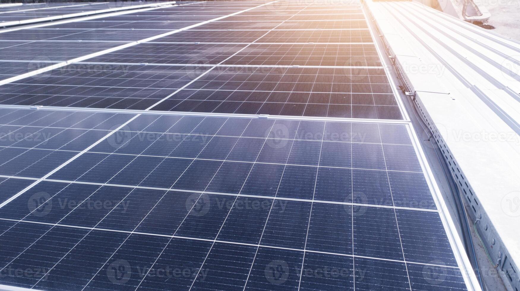 fotovoltaïsche zonne- panelen gemonteerd Aan gebouw dak voor produceren schoon ecologisch elektriciteit Bij zonsondergang. fotovoltaïsch panelen Aan de dak.zicht van zonne- panelen in de bouwen, hernieuwbaar energie concept foto