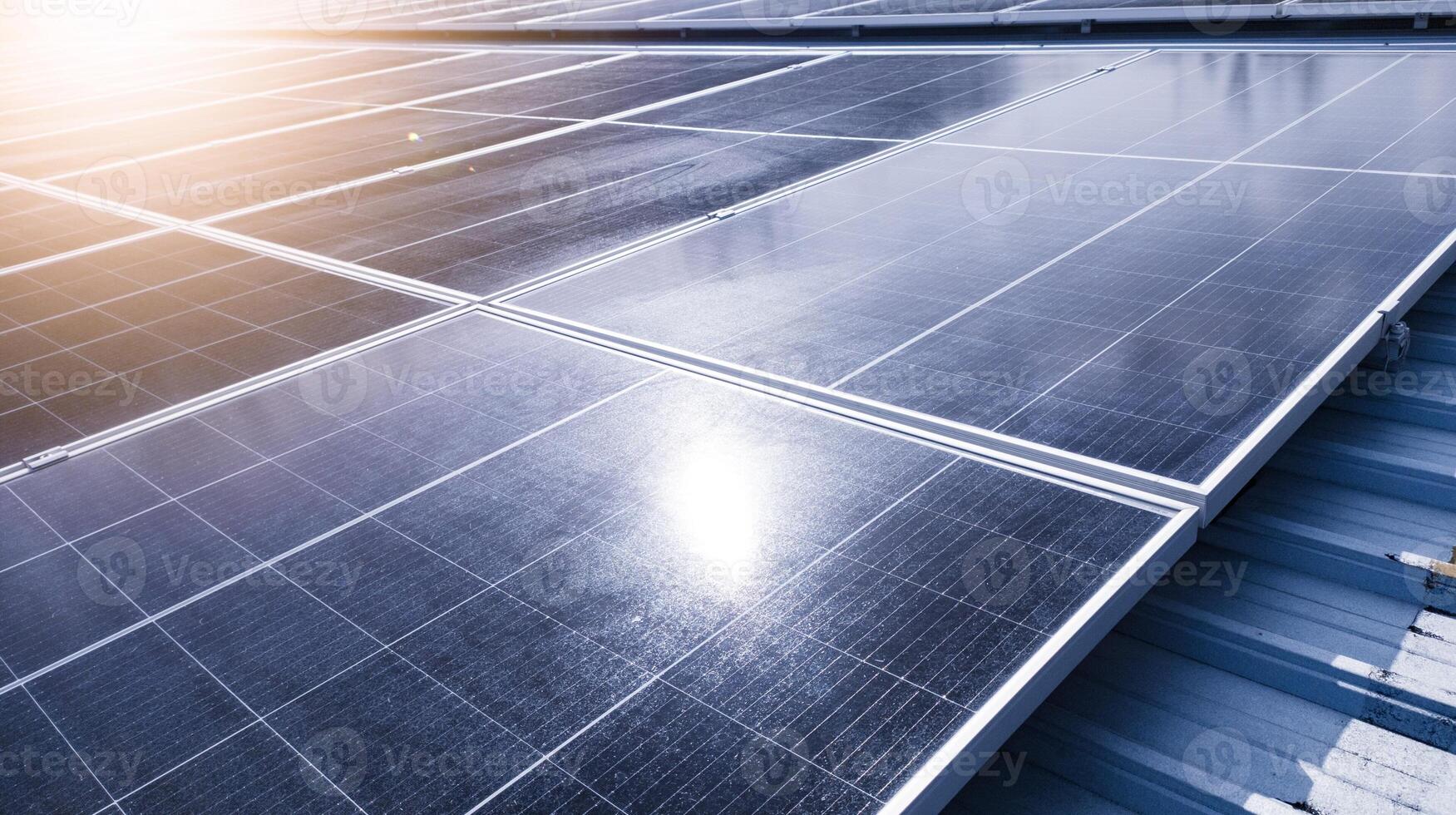 fotovoltaïsche zonne- panelen gemonteerd Aan gebouw dak voor produceren schoon ecologisch elektriciteit Bij zonsondergang. fotovoltaïsch panelen Aan de dak.zicht van zonne- panelen in de bouwen, hernieuwbaar energie concept foto