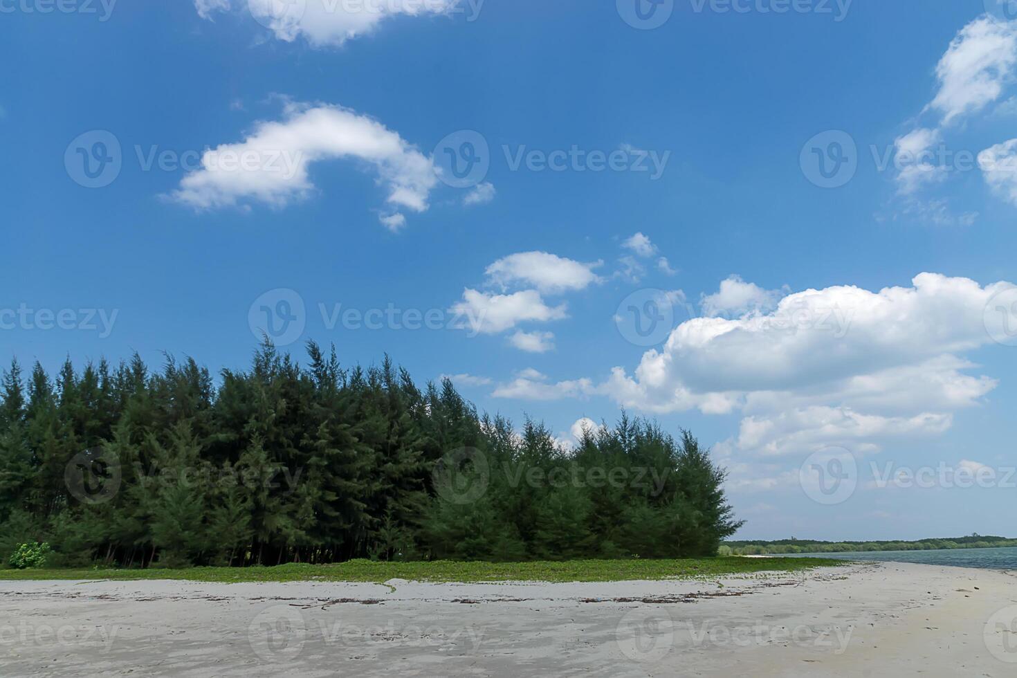 blauw lucht Aan de strand Bij andaman zee foto