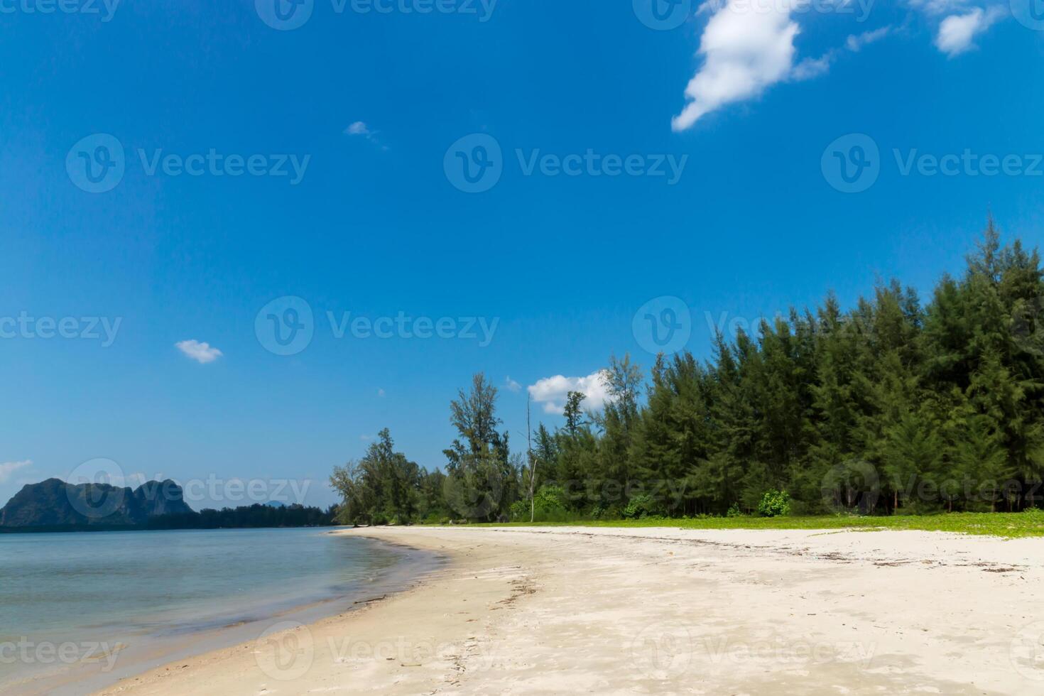 blauw lucht Aan de strand Bij andaman zee foto