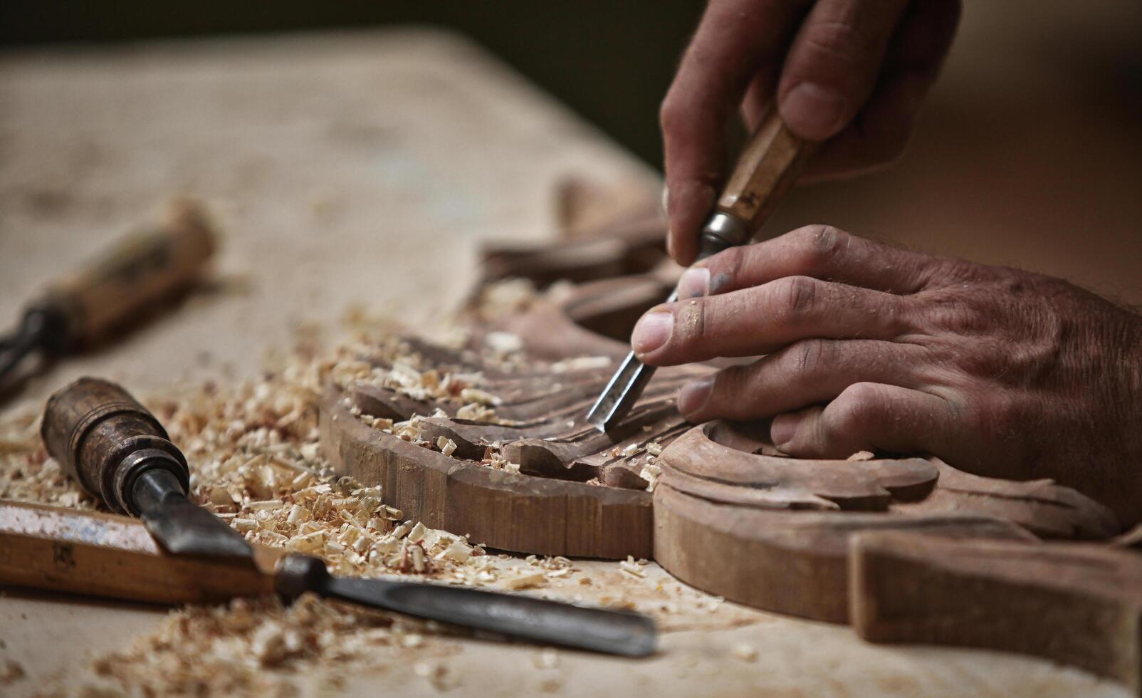 timmerman werken de hout, op zoek voor inspiratie foto