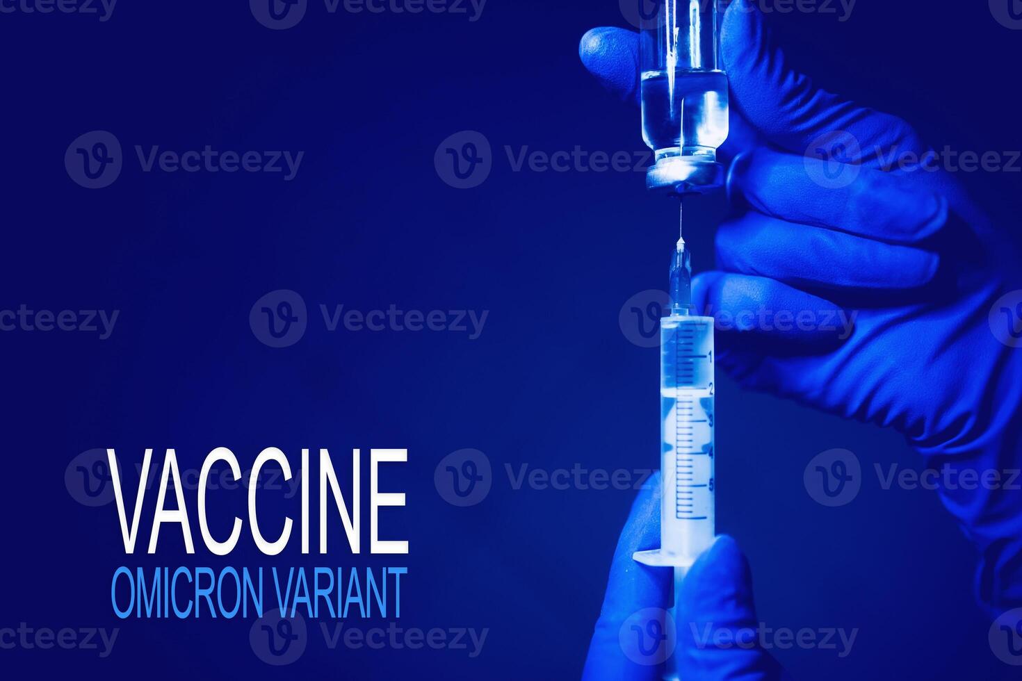 injectiespuit en hand- detailopname. de concept van vaccinatie, vulling de drug in de injectiespuit foto