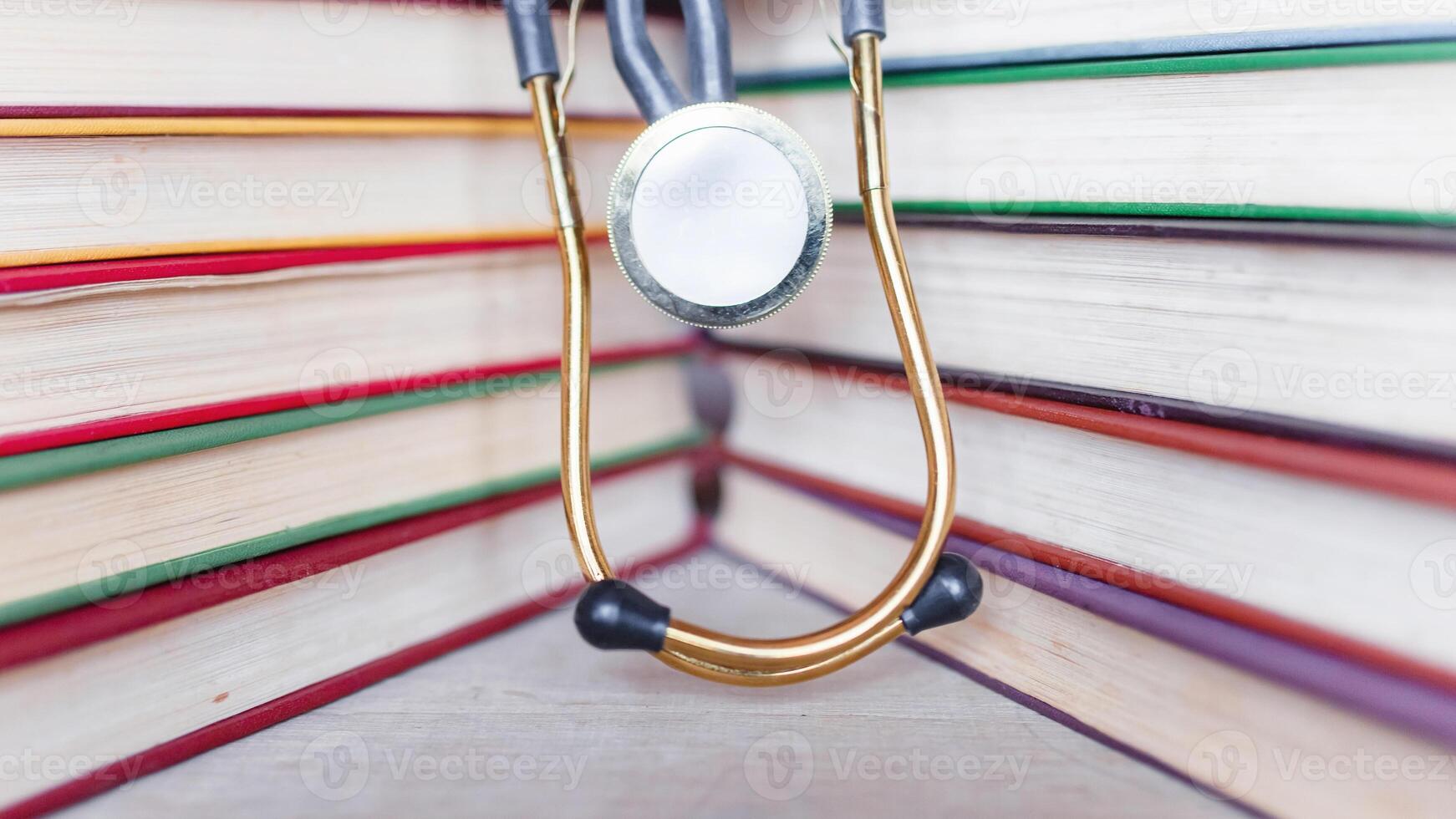 medisch leerling veelkleurig leerboek en stethoscoop. verzameling van wetenschappelijk papieren foto