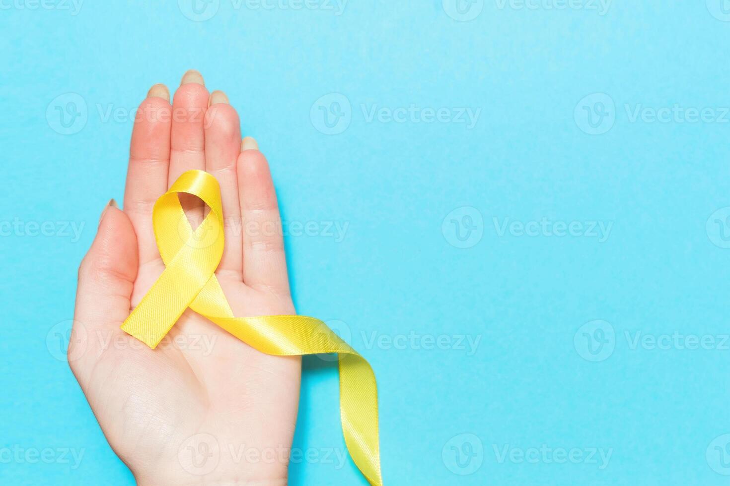 geel kanker bewustzijn lint met spoor Aan wit achtergrond. concept van Gezondheid en geneeskunde foto