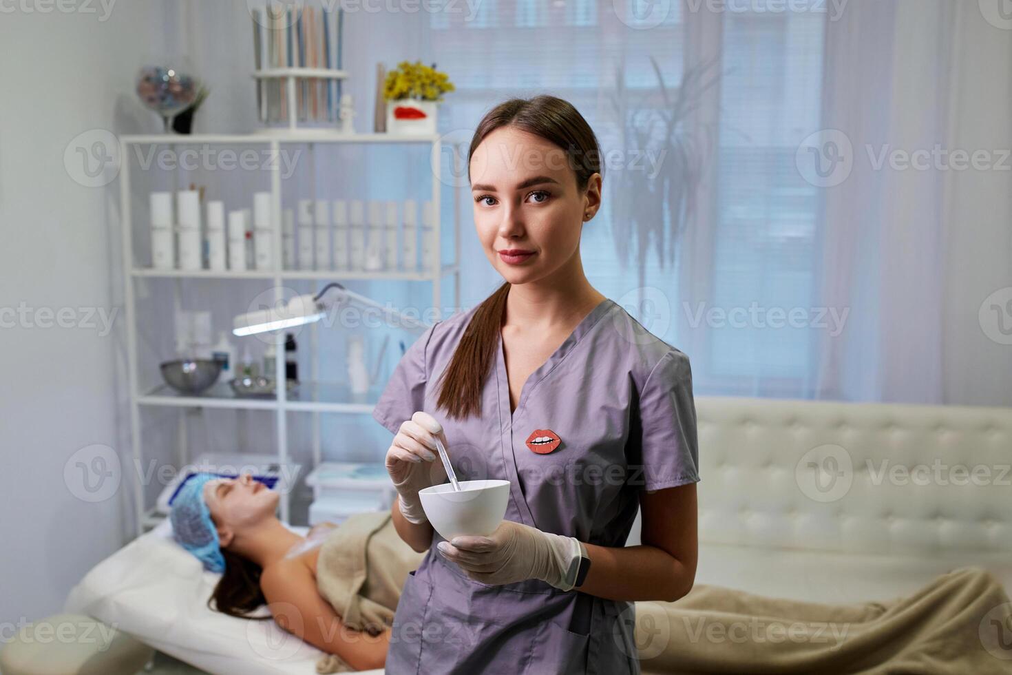 gelukkig vrouw schoonheidsspecialist bereidt zich voor de medicijn. portret mooi vrouw vervelend wit handschoenen en uniform. schoonheid, schoonheidsspecialiste concept. foto