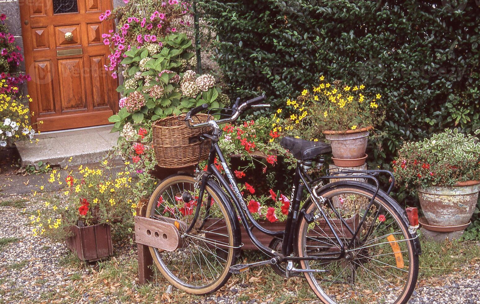 een fiets geparkeerd in voorkant van een huis foto