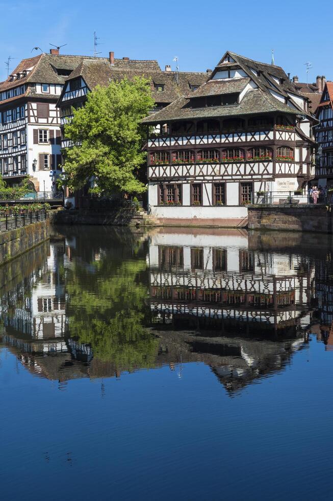 Straatsburg, Frankrijk, 2017, maison des leerlooiers en betimmerd huizen langs de ziek kanaal, Fijn Frankrijk wijk, Straatsburg, Elzas, bas neushoorn afdeling, Frankrijk foto