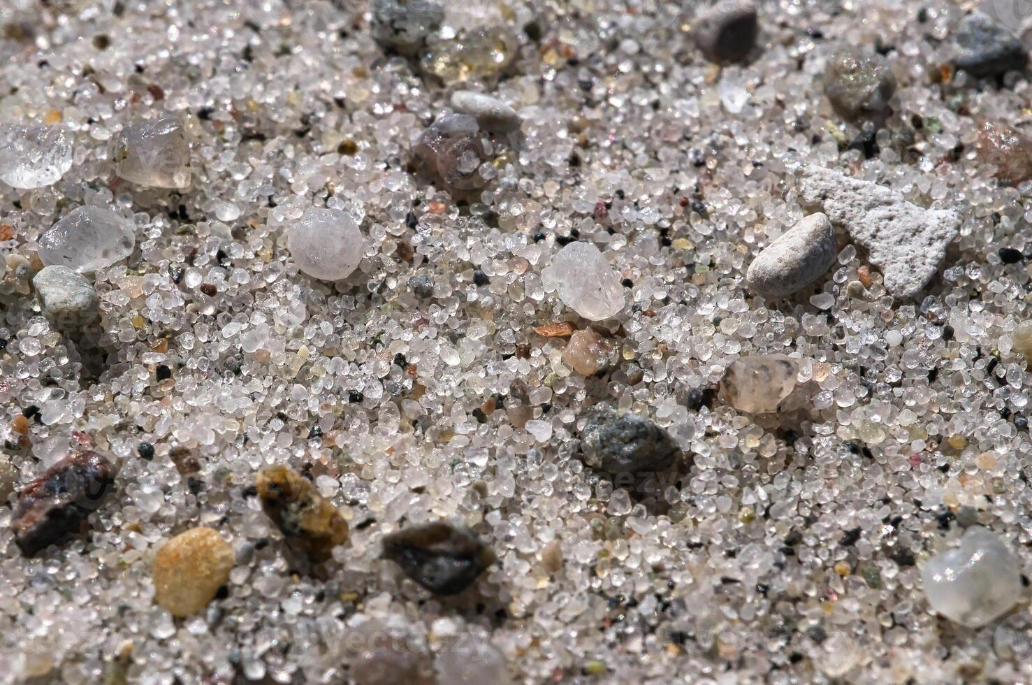 zand Aan de strand. klein steentjes in verschillend kleuren. detail schot. landschap foto