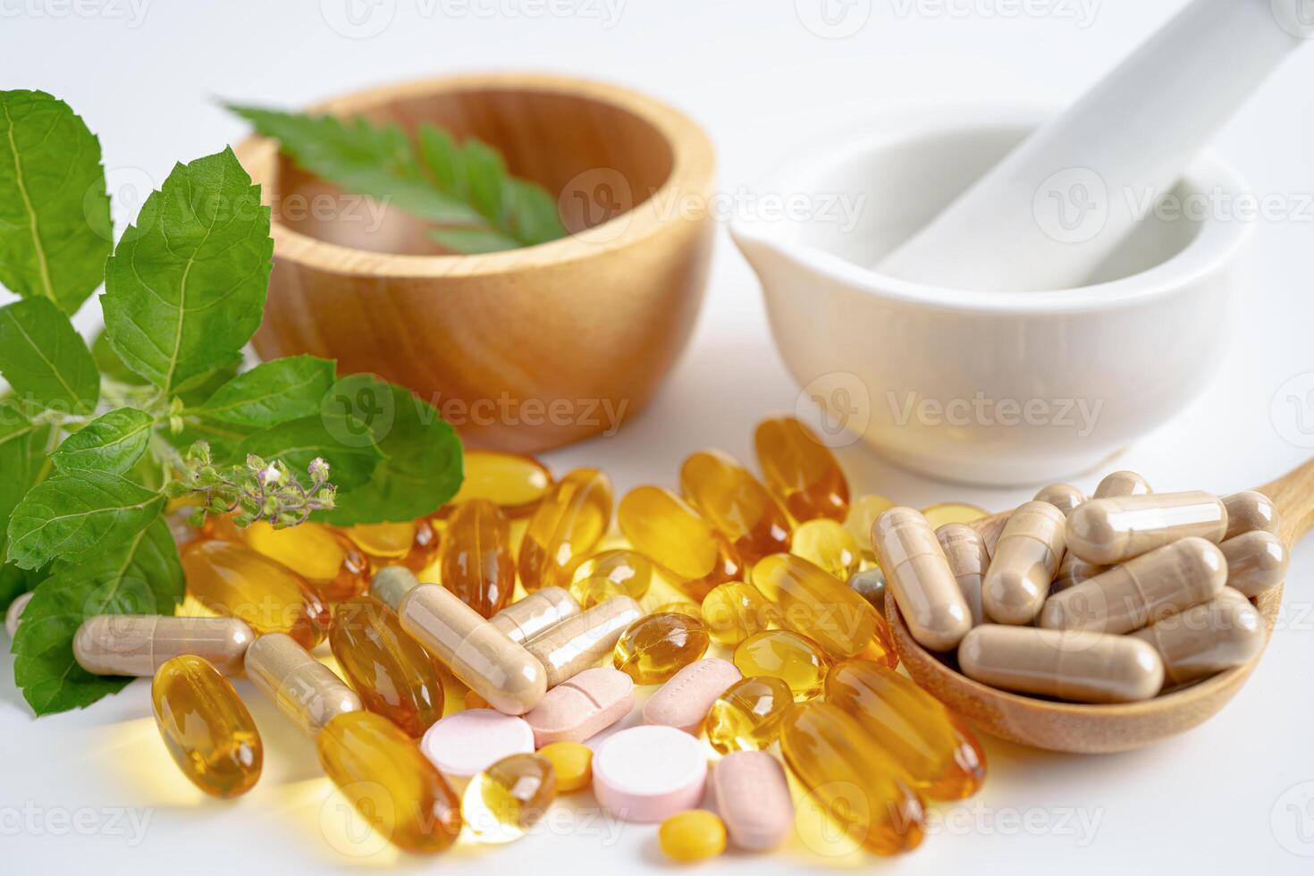 alternatieve geneeskunde kruiden organische capsule met vitamine e omega 3 visolie, mineraal, medicijn met kruiden blad natuurlijke supplementen voor een gezond goed leven. foto