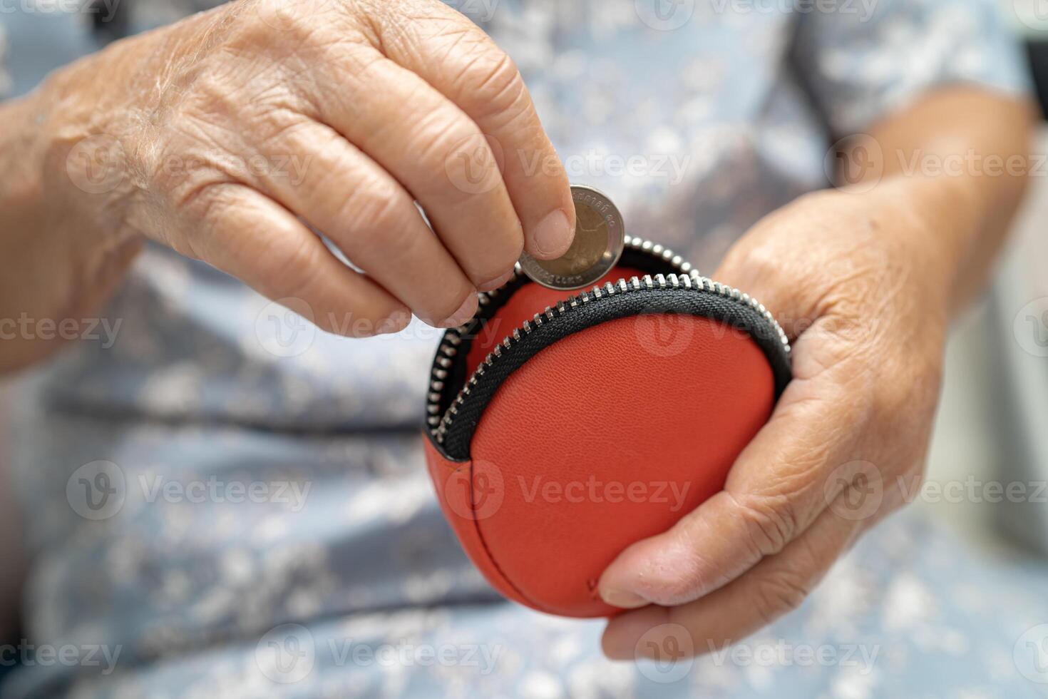 Aziatisch senior vrouw Holding tellen munt geld in tas. armoede, besparing probleem in pensioen. foto