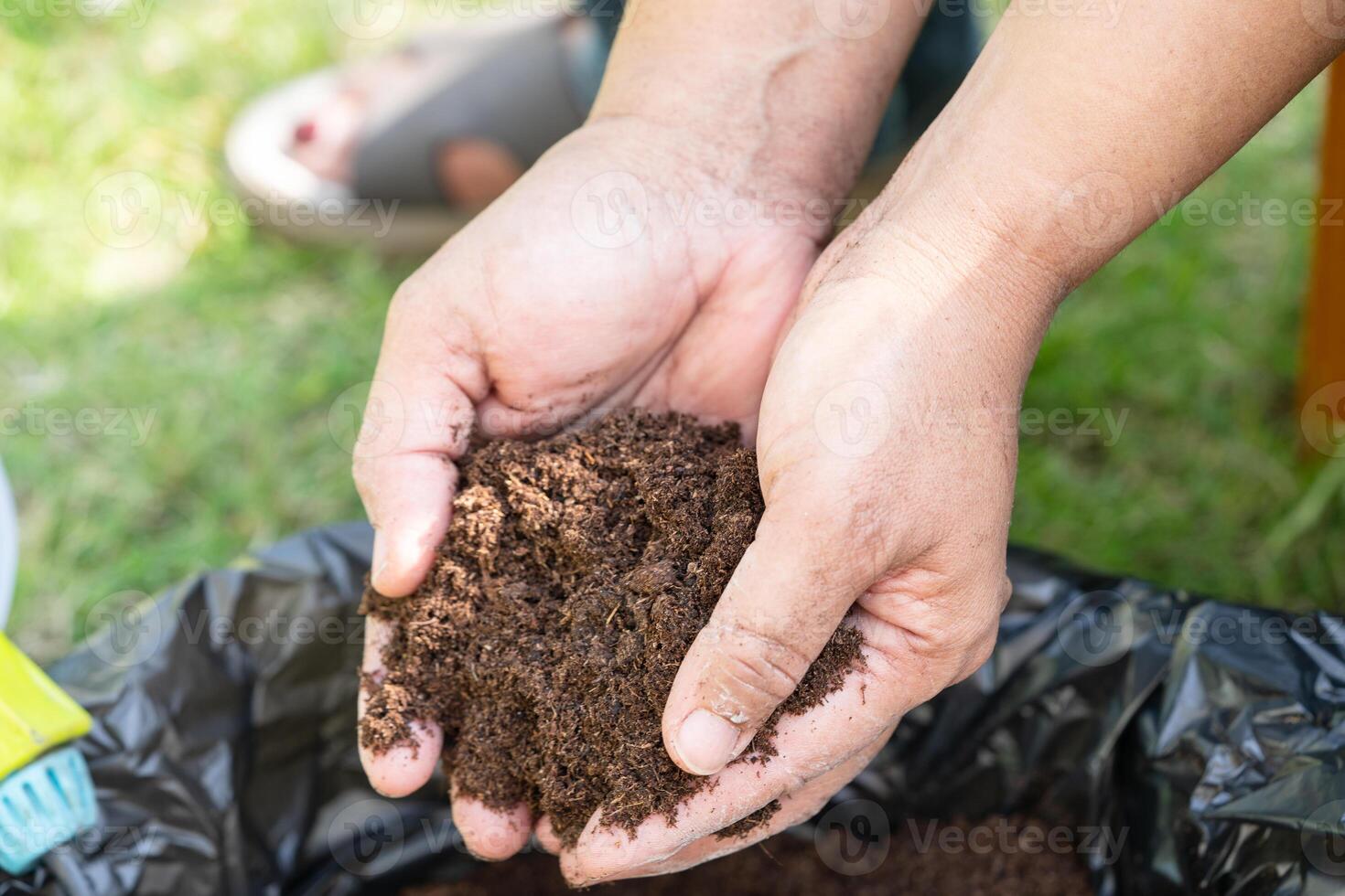 hand met veenmos organische stof verbeteren bodem voor landbouw biologische plantenteelt, ecologie concept. foto