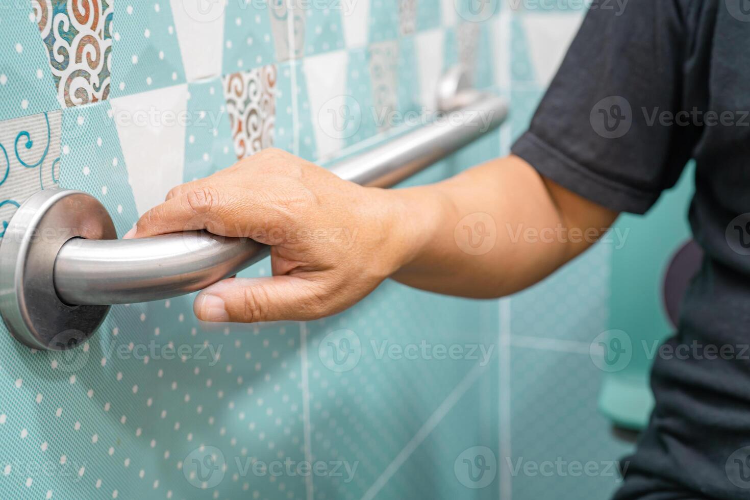 Aziatisch ouderen vrouw gebruik toilet badkamer omgaan met veiligheid, gezond sterk medisch concept. foto