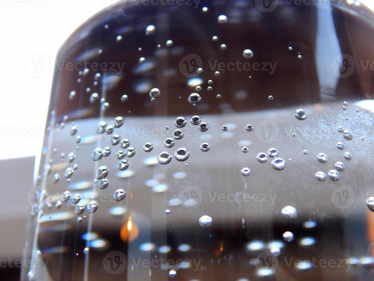 patroon van bubbels Aan binnenste oppervlakte van glas met sprankelend water detailopname voorraad foto