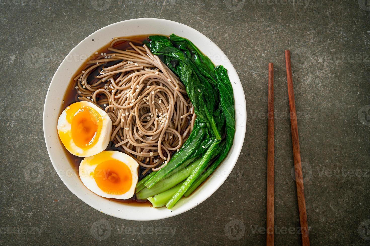 ramen noodles met ei - veganistische of vegetarische eetstijl foto