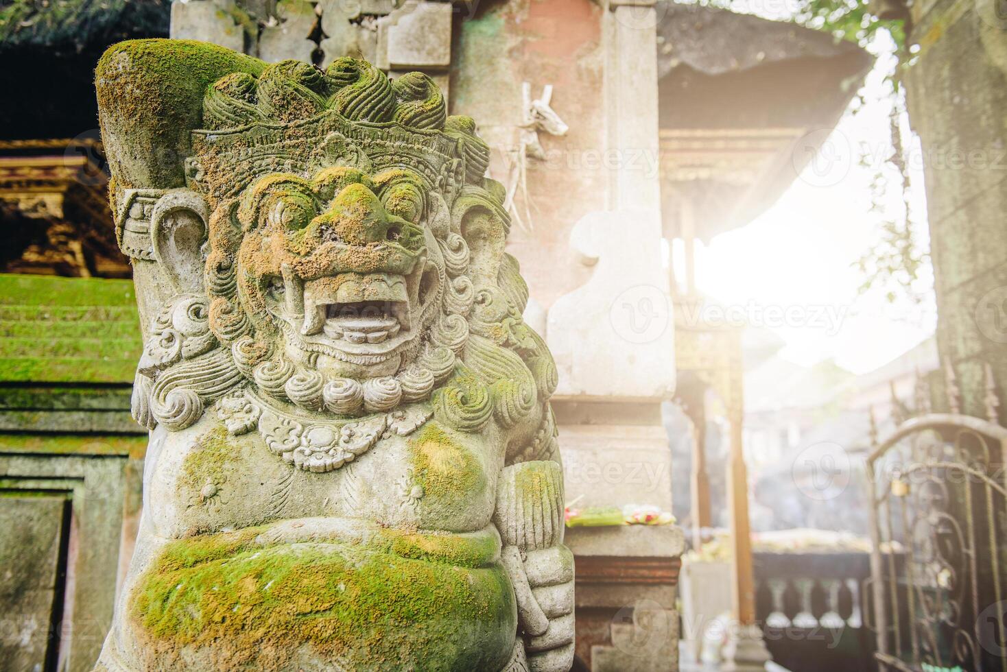 traditioneel balinees steen standbeeld in voorkant van Hindoe tempel in Ubud stad- van Bali, Indonesië. foto