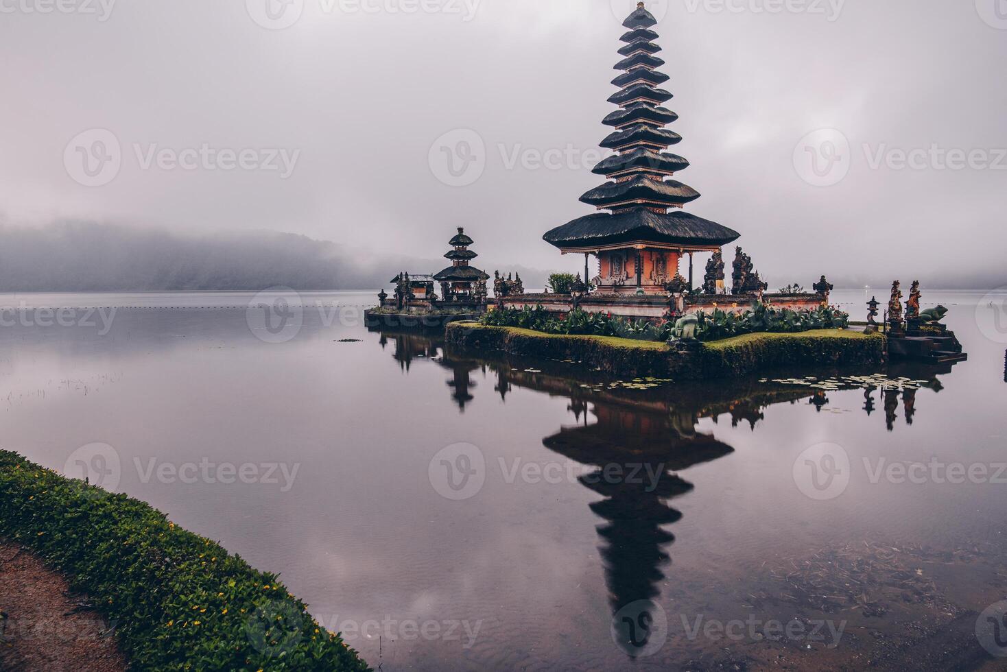 reflectie in de bewolkt dag van pura ulan danu Bratan een beroemd pittoreske mijlpaal en een significant tempel Aan de kusten van meer Bratan in Bali, Indonesië. foto