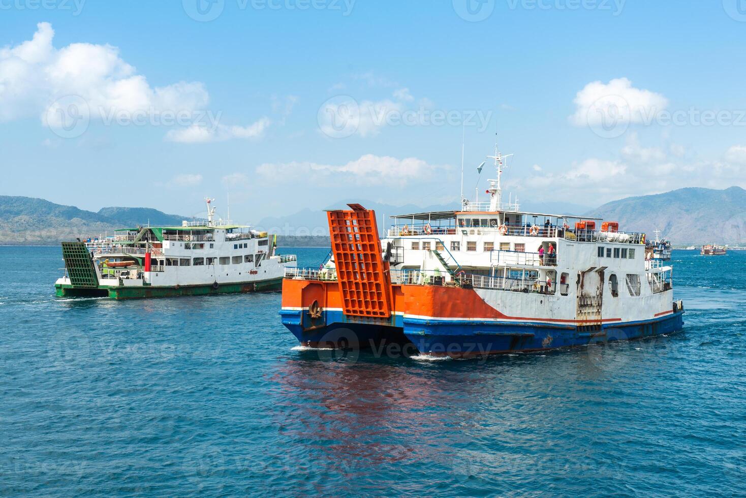 Bali openbaar veerboot schip draag- passagiers van gilimanuk haven veerboot haven in Bali eiland naar ketapang haven oosten- Java, Indonesië. foto