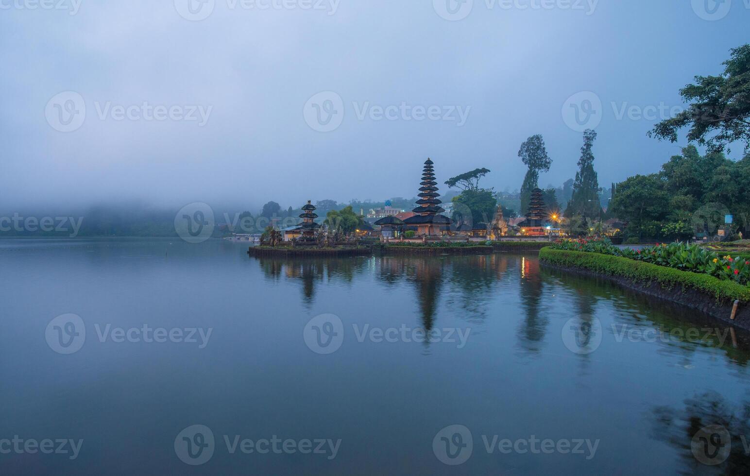 pura ulan danu Bratan een beroemd pittoreske mijlpaal en een significant tempel Aan de kusten van meer Bratan in Bali, Indonesië. visie met de mist in de ochtend. foto