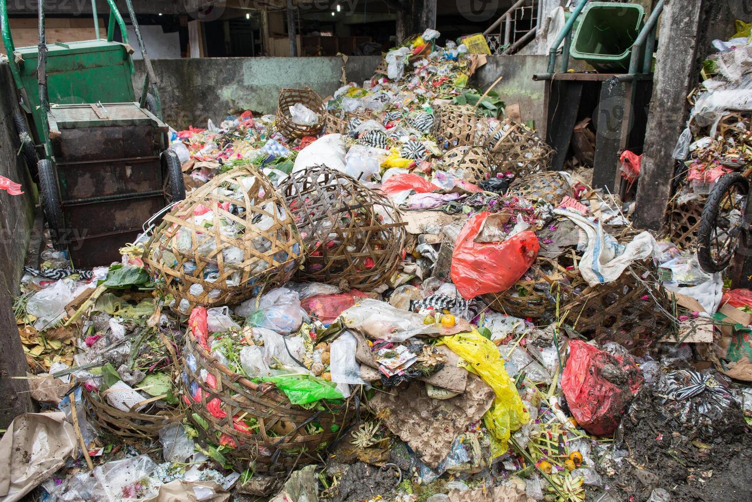 stapel van vuilnis plastic en uitschot zak verspilling in Ubud markt van Bali, Indonesië. slecht beheer, verontreiniging afval. foto