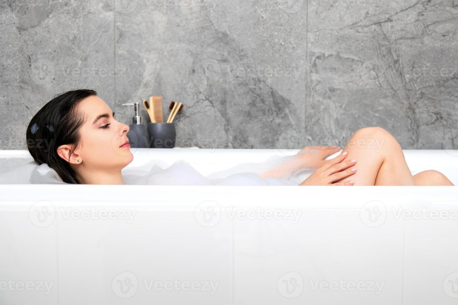 mooi jong vrouw ontspannende in de bad. spa concept. foto