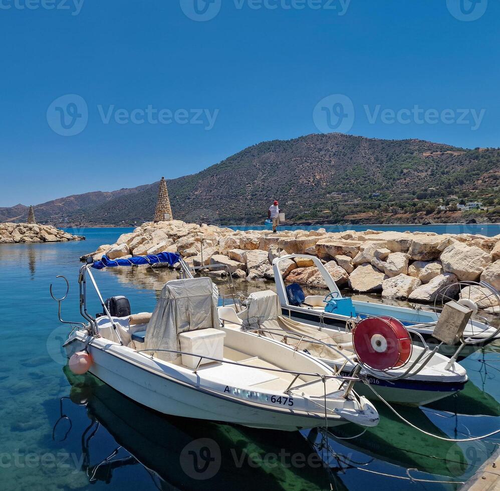 boten Bij pomos visvangst haven in Cyprus foto