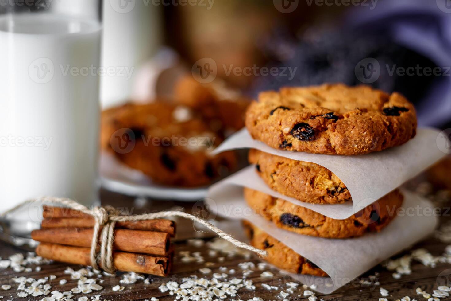 eigengemaakt havermout koekjes met noten en rozijnen en glas van melk Aan donker houten achtergrond, detailopname, selectief focus foto