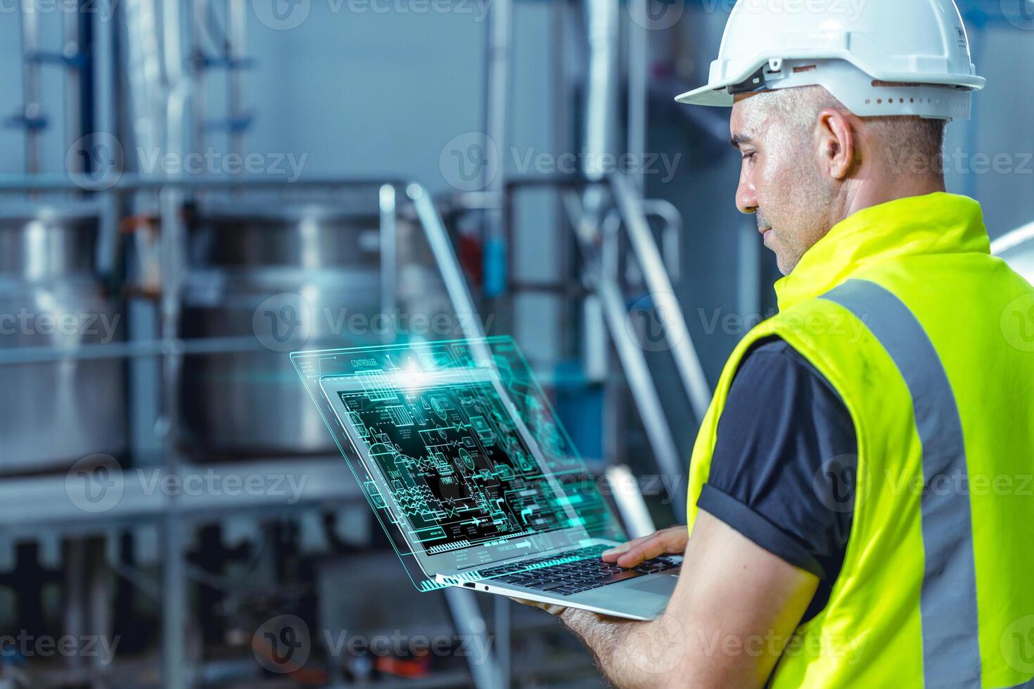 slim ingenieur arbeider gebruik makend van software Aan laptop naar toezicht houden op controleren fabriek boiler pijp klep controle systeem foto