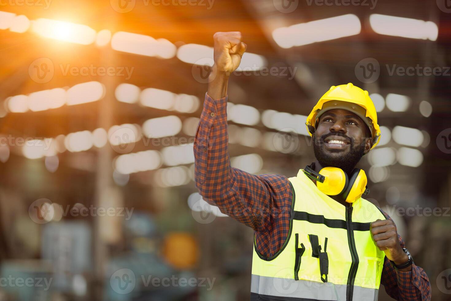 succes zwart Afrikaanse mannetje arbeider verheven zijn vuist in gelukkig blij. feliciteren genieten werken en te ontvangen mooi zo welzijn concept foto