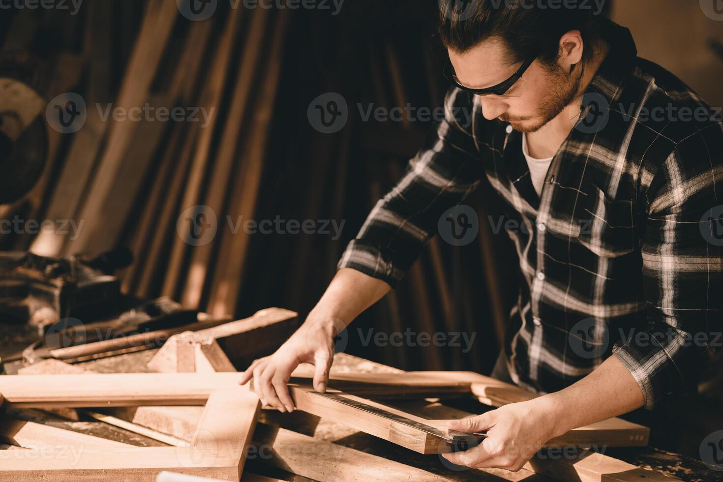 professioneel timmerman Mens authentiek handgemaakt hout arbeider. schrijnwerker of meubilair bouwer huis diy projecten maker mannetje. foto