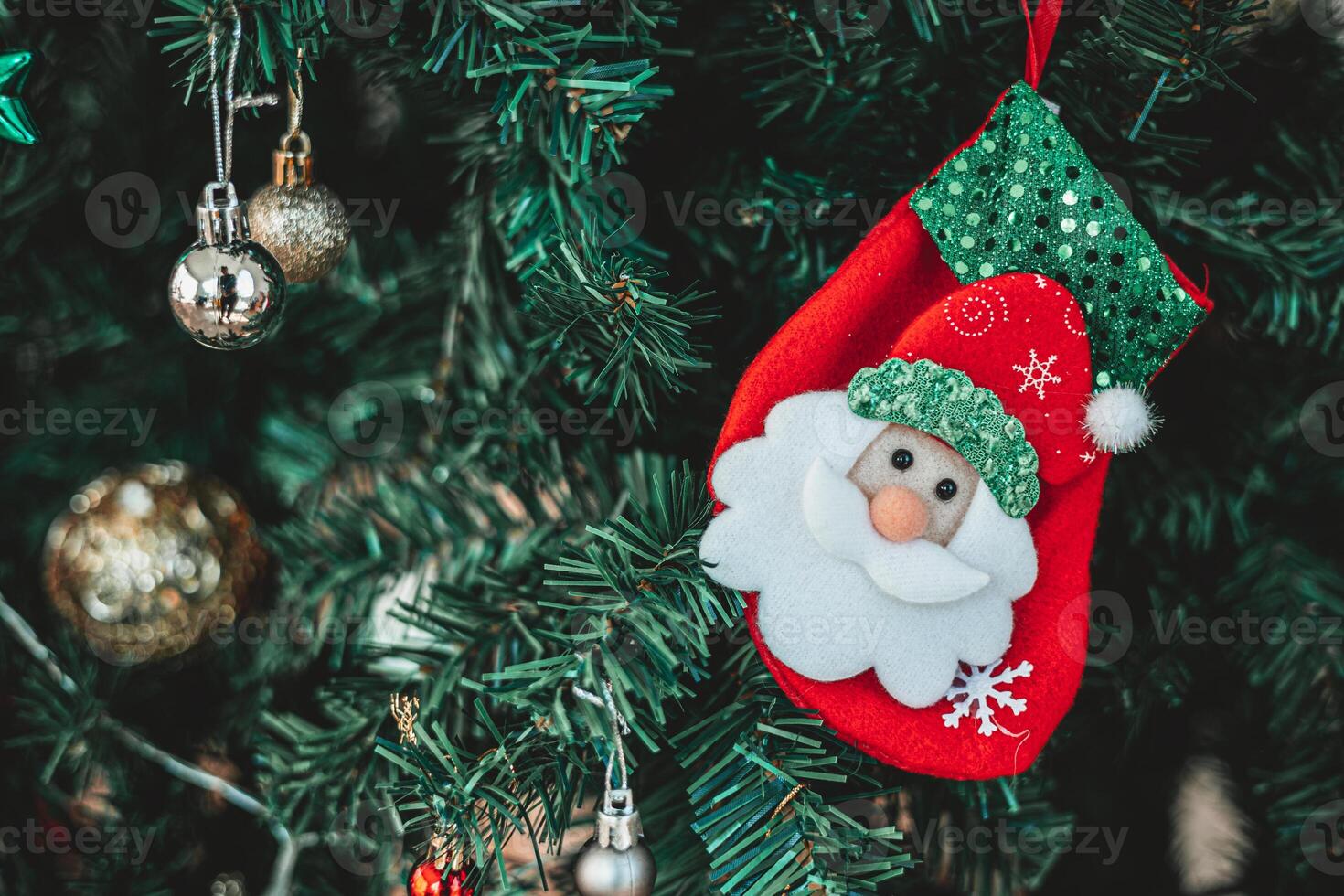 Kerstmis boom met de kerstman pop decoraties in winter vakantie seizoen partij foto