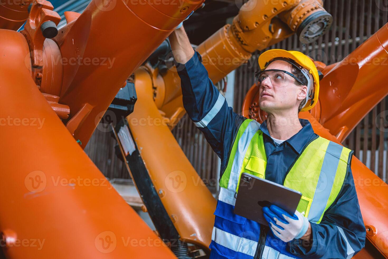 automatisering ingenieur onderhoud programmering robot arm. nieuw tijdperk modern machine automatisch fabricage industrie concept. foto