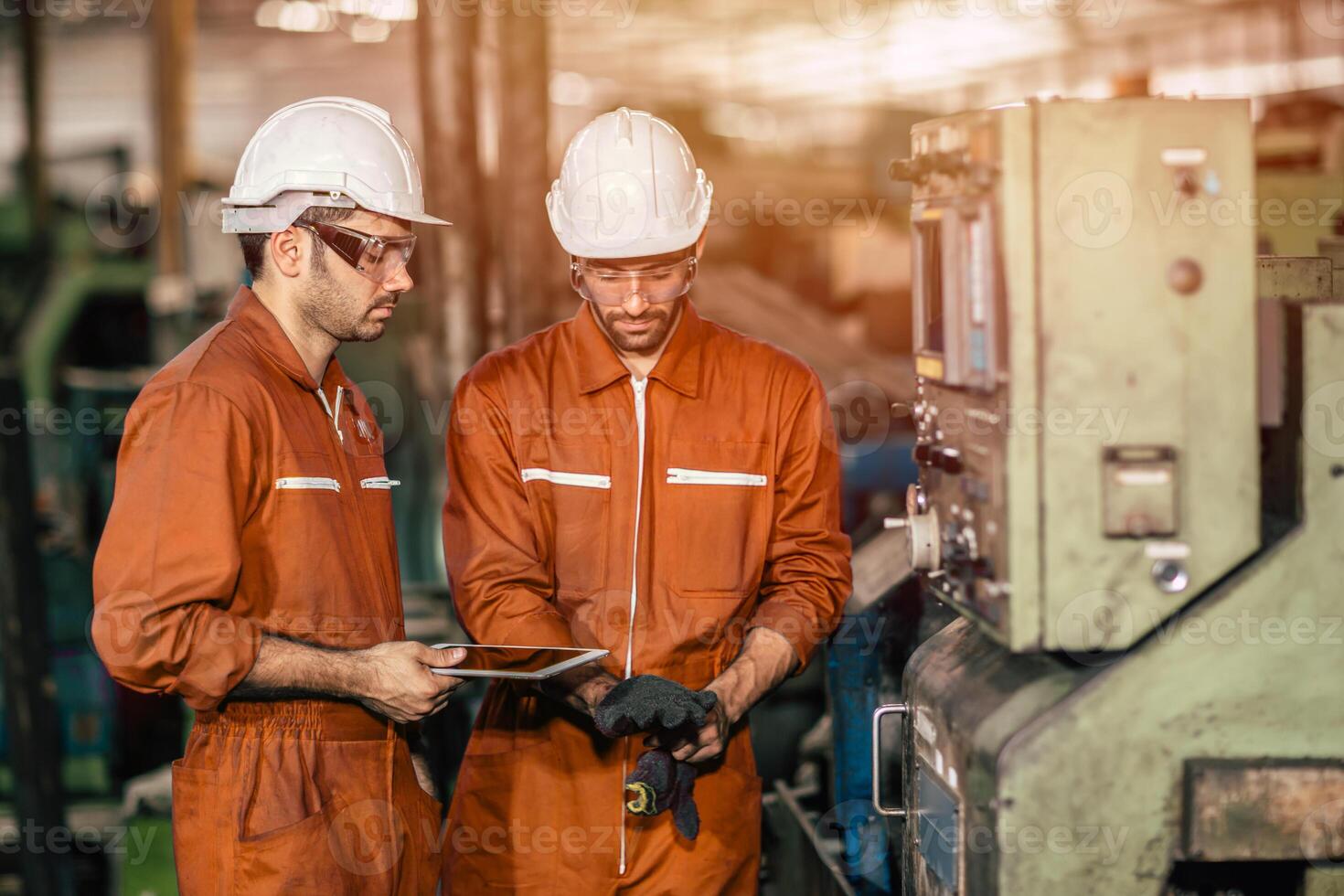 ingenieur industrie arbeider werk helpen samen opleiding nieuw jong werknemer samenspel in metaal fabriek foto