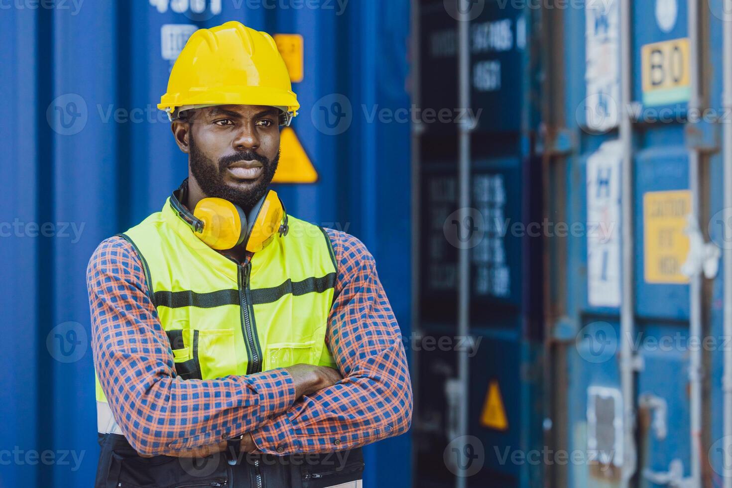 logistiek industrie Afrikaanse zwart mannetje ingenieur personeel arbeider voorman Bij haven houder werf controle bezig met laden lading foto