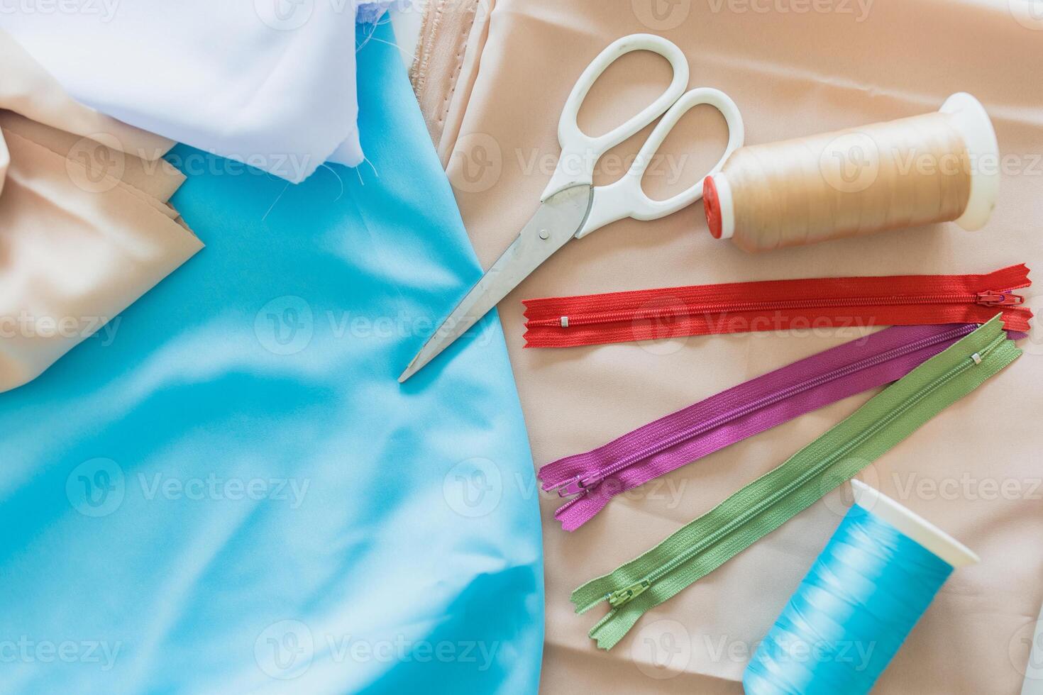 kleurrijk ritsen schaar en spoelen van draad leggen Aan stoffen textiel kleding voor kleermaker uitrusting decoratie concept foto