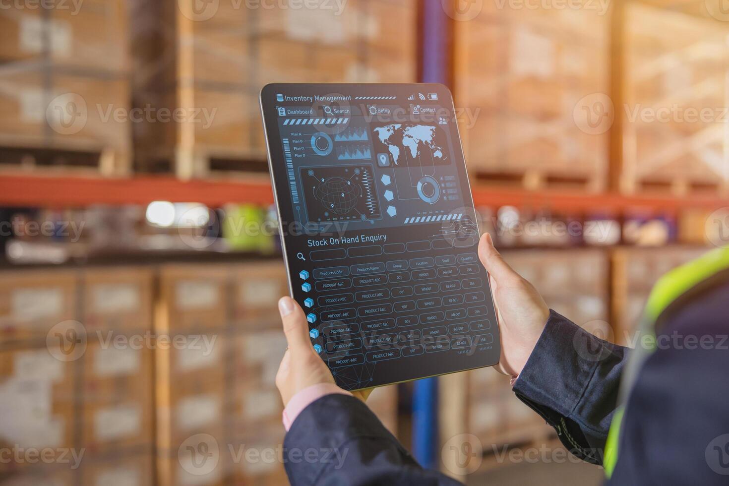 slim magazijn beheer systeem voor echt tijd toezicht houden producten opslagruimte Verzenden. computer logistiek scherm tonen voorraad dashboard voorraad controle software. foto