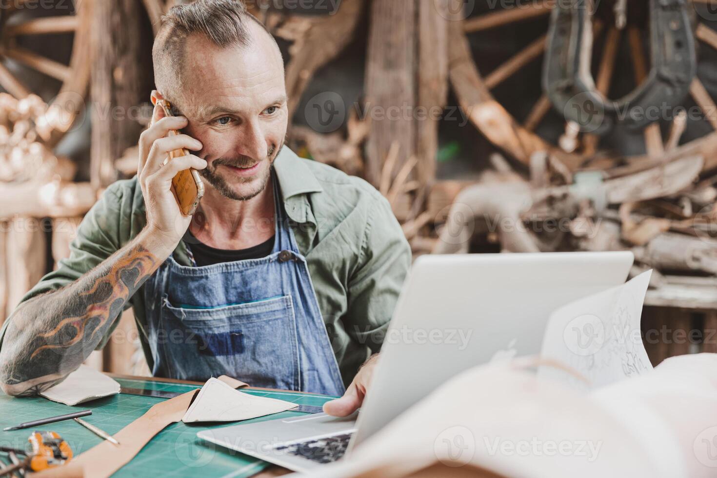 leer maker artiest uitverkoop handgemaakt producten online met eigen klein bedrijf studio gemaakt door bestellen werk foto