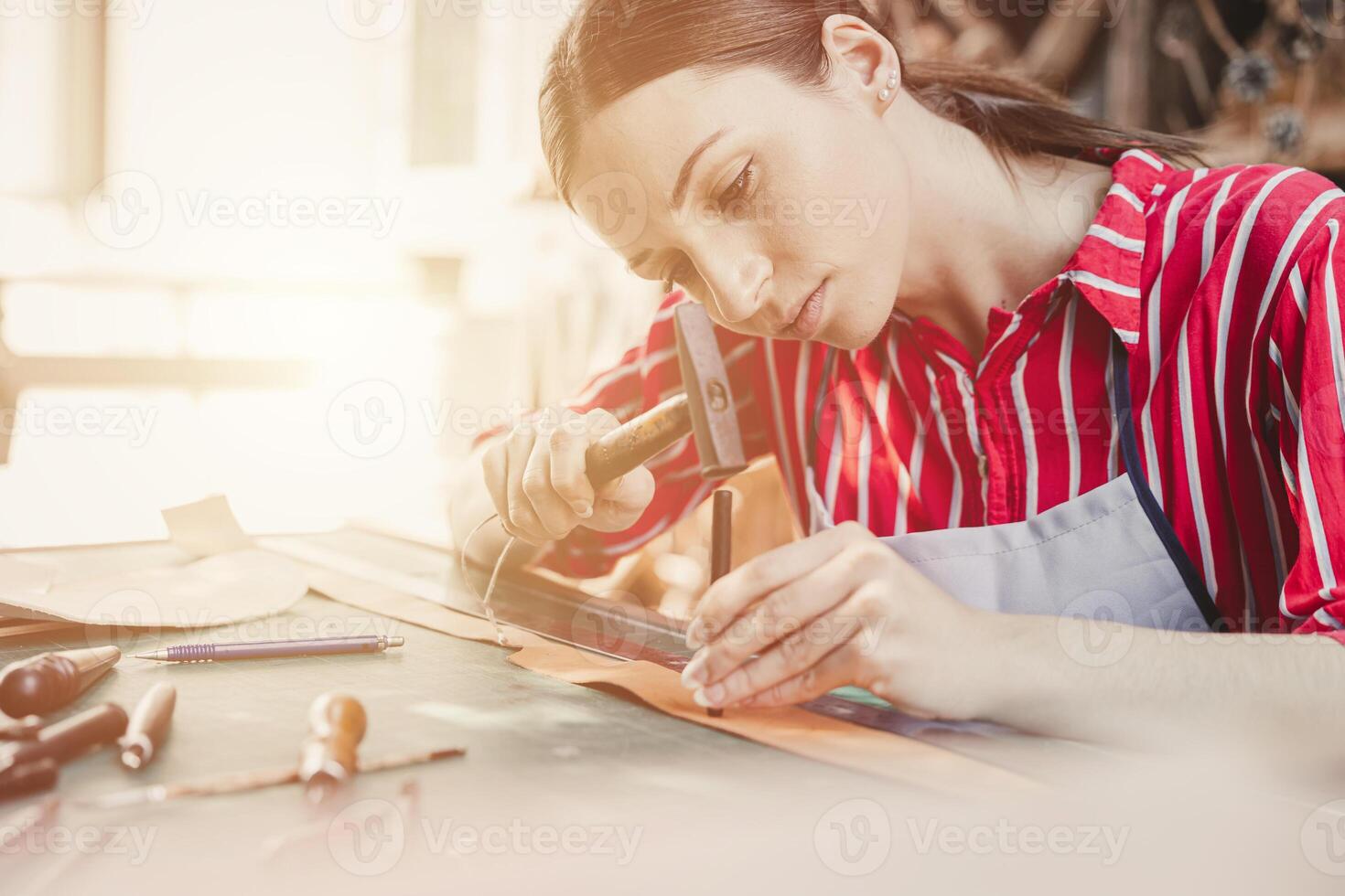 vrouw leer kleermaker artiest handgemaakt werken Bij eigen werkplaats klein studio gemaakt door bestellen meesterwerk stuk foto