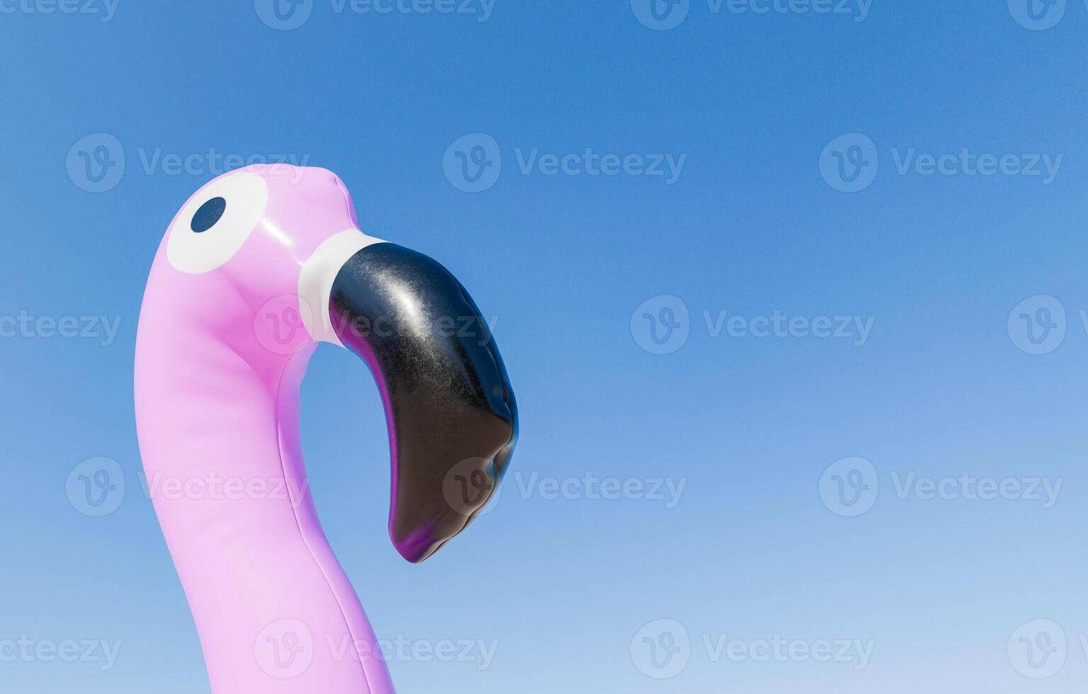 dichtbij omhoog van roze flamingo opblaasbaar hoofd tegen Doorzichtig blauw lucht foto