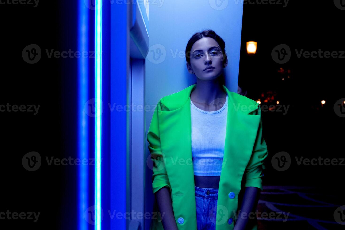 nacht stad portret van een meisje in neon licht foto