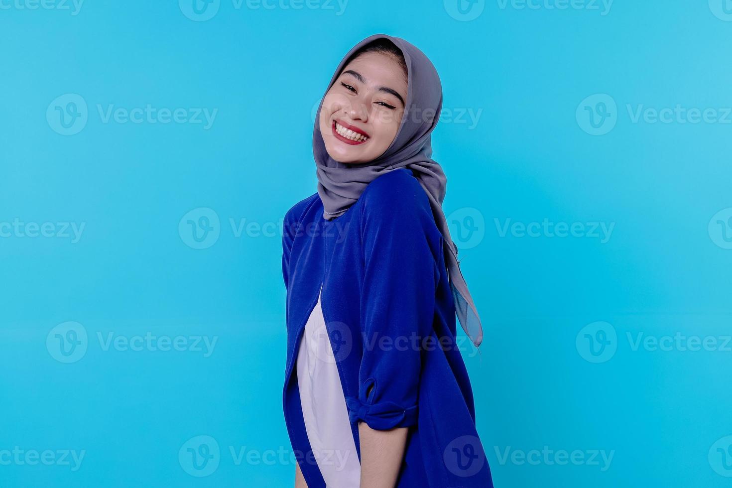 optimistische charmante aantrekkelijke jonge vrouw met schattige lachende vreugde met mooie witte glimlach op lichtblauwe achtergrond foto