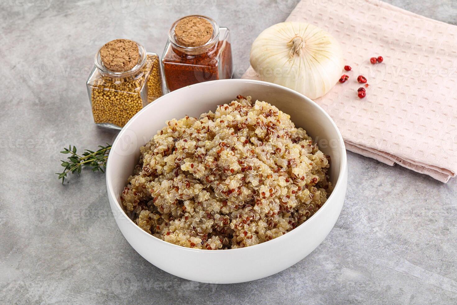 veganistisch keuken - gekookt quinoa ontbijtgranen foto