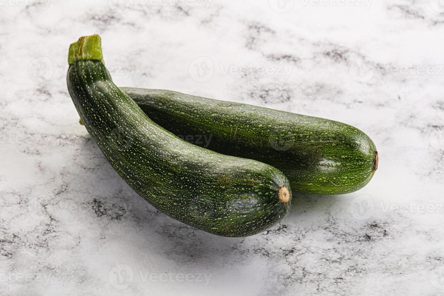 rauw jong klein groen courgette foto