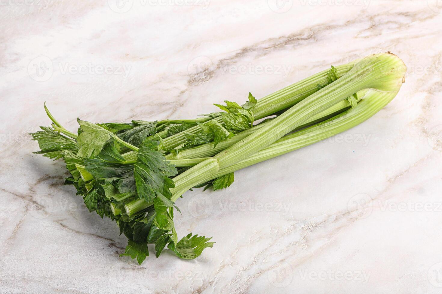 veganistisch keuken - selderij stengels met blad foto