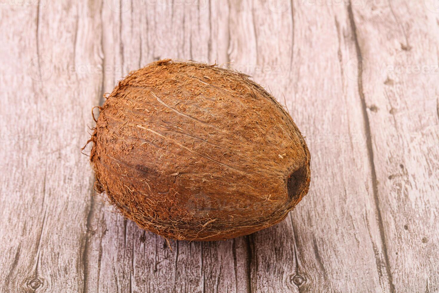 tropische bruine kokosnoot over achtergrond foto