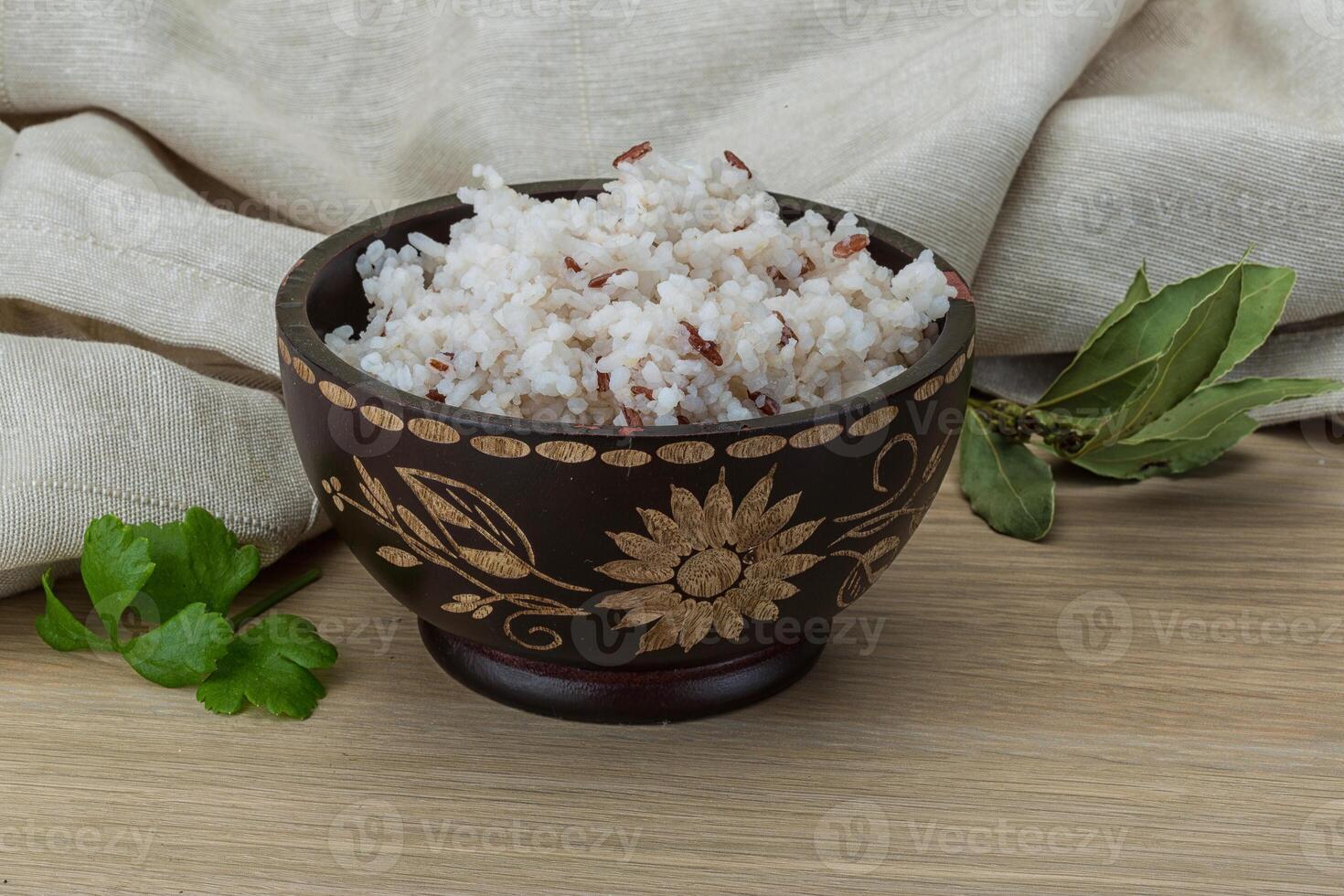 gekookt rijst- in de bord foto