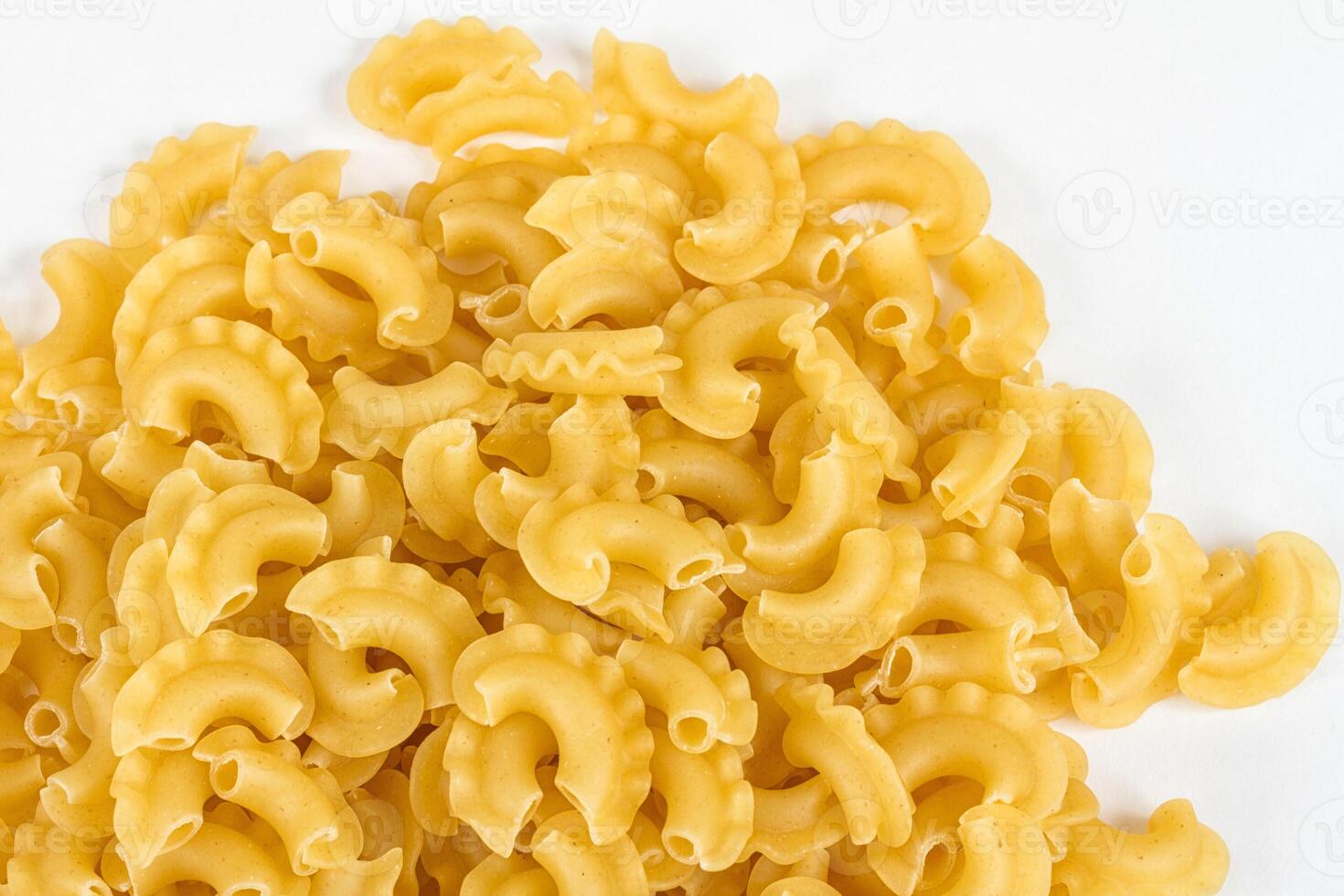 Italiaans pasta macaroni geïsoleerd Aan wit achtergrond foto