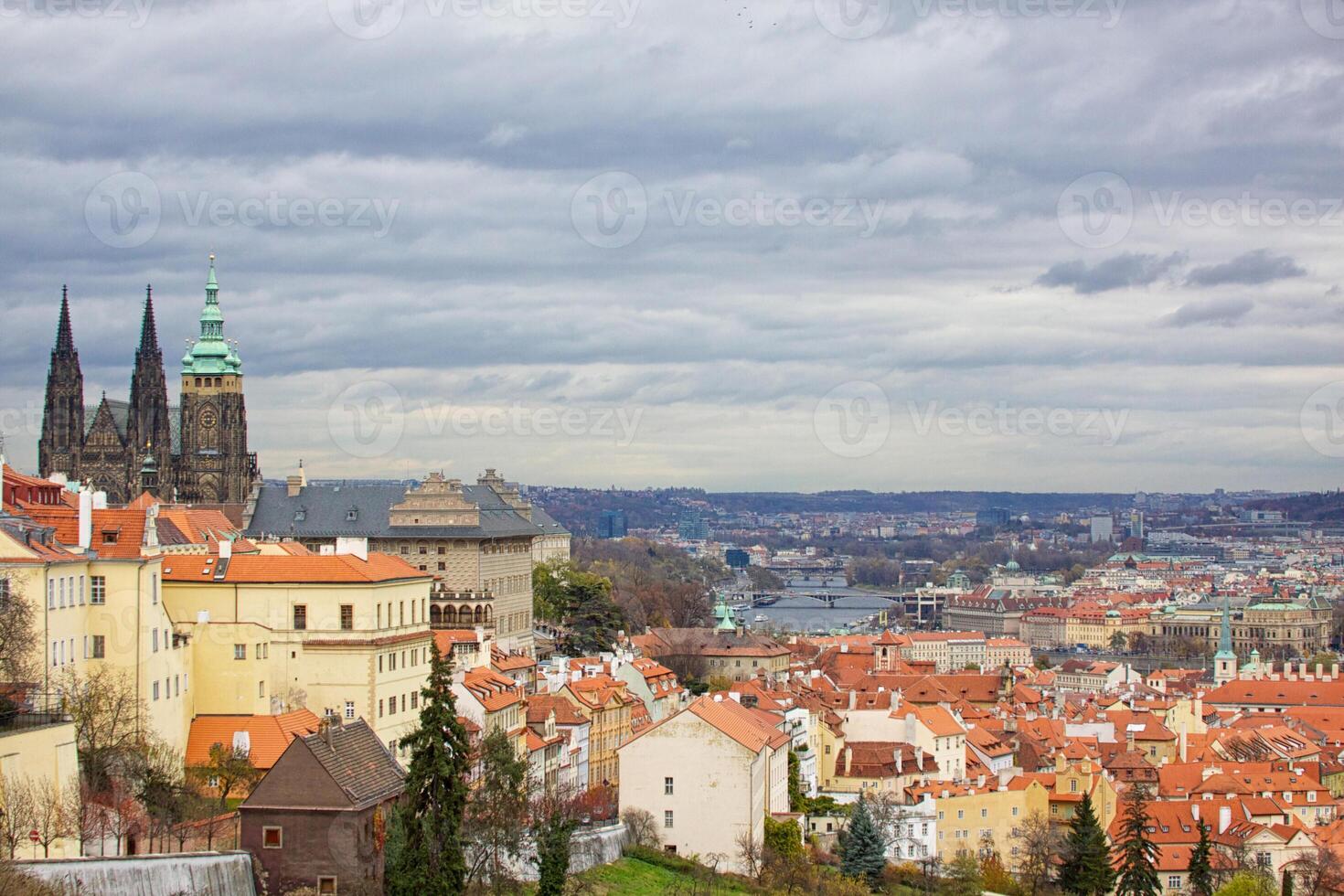 de visie Aan de Praag gotisch kasteel en gebouwen foto